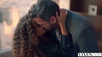 La Seducente Donna Minuta Cecilia Lion Seduce Il Suo Datore Di Lavoro Civettuolo Con Baci E Piacere Orale. Non Perdere Questo Video Super Sexy!