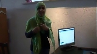 Jamila, Egy Marokkói Nő, Leszbikus Intimitással Kísérletezik Egy Holland Lánnyal, Arab Felirattal