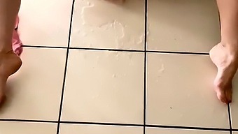 Seorang Wanita Muda Yang Menakjubkan Memuaskan Dirinya Sendiri Dan Pancut Dengan Penuh Semangat Di Ruang Tamunya, Merangkumi Lengkungan Seorang Gadis Nakal Yang Bersemangat Untuk Keintiman. Dia Bahkan Memercikkan Kegembiraannya Dalam Bentuk Air Kencing Dengan Daya Yang Kuat.