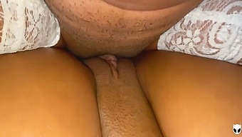 Tre Donne Condividono Desideri Caldi In Un Caldo Trio Lesbico