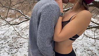 눈보라 폭풍이 아내와 두 남자와 함께하는 야생적인 쓰리썸으로 변합니다